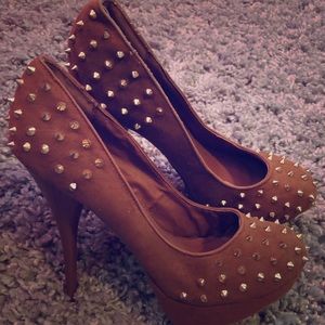 Shoedazzle studded heels tan 10